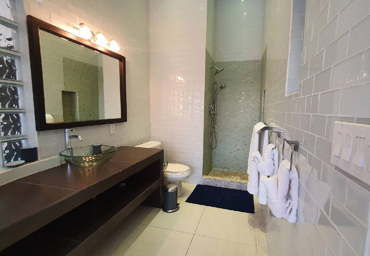 Villa in Jolly Harbour - Luxury Modern Waterfront Villa | Crystal Waters
