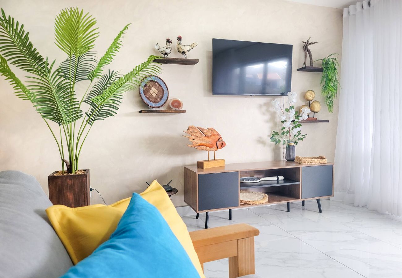 Villa in Jolly Harbour - Lazy Gecko Stylish with spacious deck