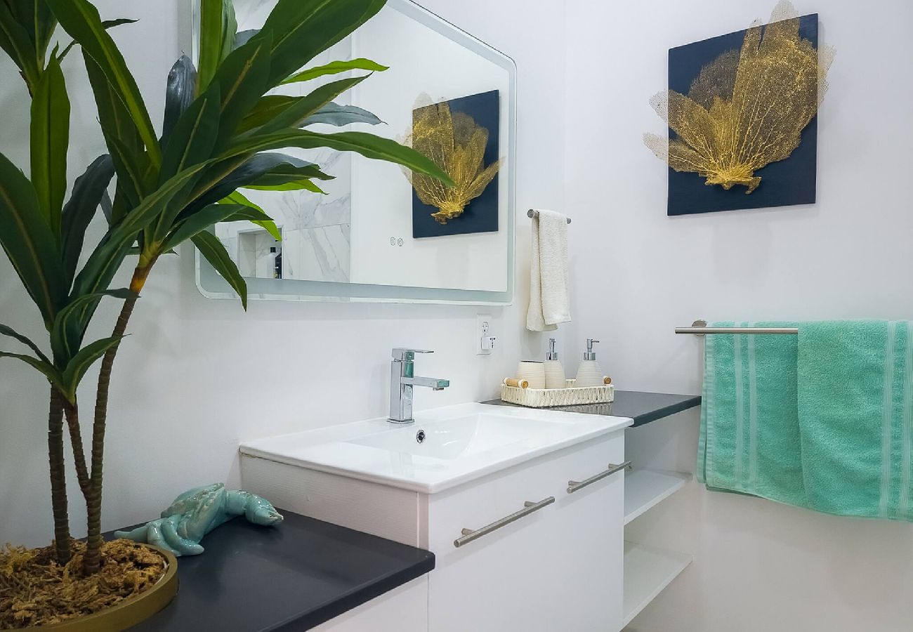 Villa in Jolly Harbour - Lazy Gecko Stylish with spacious deck