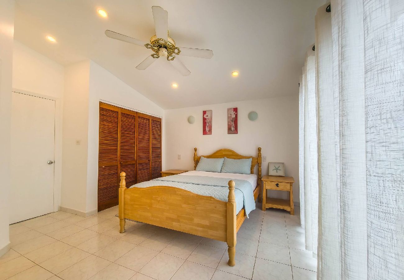 Villa in Jolly Harbour - The Harbour Nest 2BR Sleeps 4