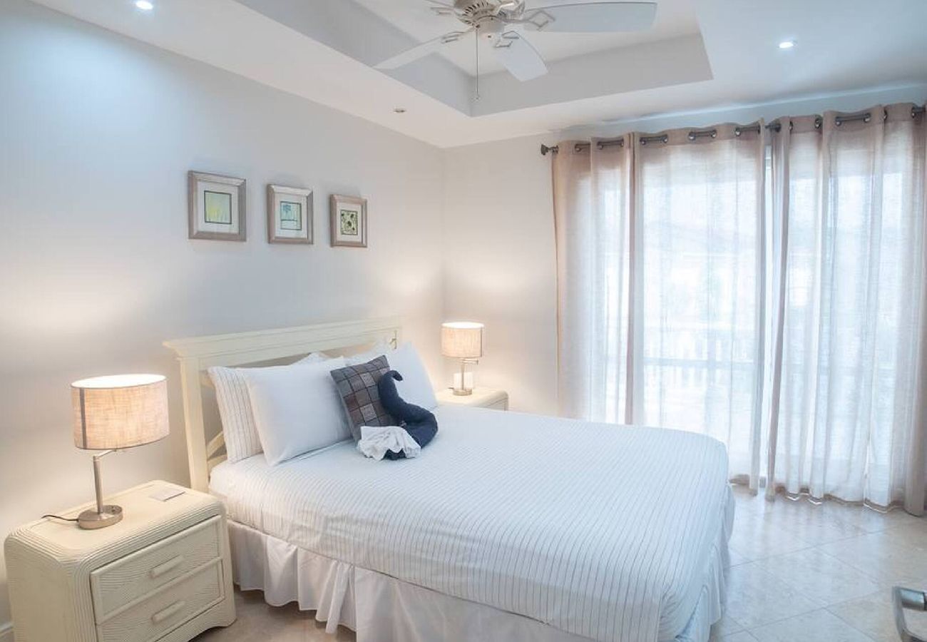 Villa in Jolly Harbour - Hidden Pearl Spacious Villa Near Best Beaches